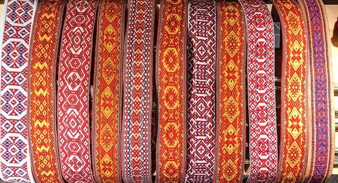 Samiske vevde belter er brukt av damer og menn. Det er brukt i hele Sápmi. Tradisjonen med bruk av belter til menn er ikke lenger så sterk.
Jeg har funnet gamle mønster og vever de. Jeg har eksperimentert med farger og type trå. Ull, Lin, Bomull og Silke. 
